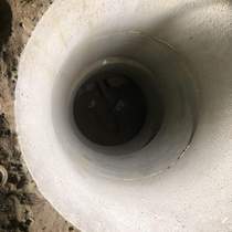 Малый колодец рядом с домом, в который нужно было попасть