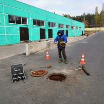 Сотрудник АСГ-строй готовится к телеинспеции водопроводной трубы