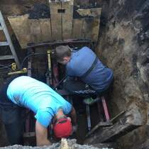 Деревянный щит, чтобы предотвратить обрушение песчаного грунта во время бурения