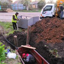 ГНБ-прокол под дорогой позволяет избежать разрушения асфальтового покрытия при прокладке коммуникаций