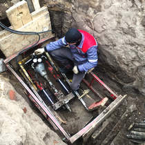 Сотрудник АСГ-строй готовит установку УПКТ-30 к работе