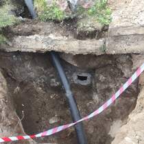 Затаскиваем новую канализационную трубу в приямок