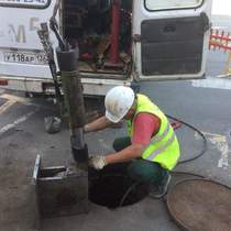 Сотрудник АСГ-Строй готовит к работе тросовый разрушитель TrickTools m50